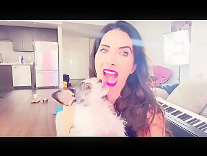 Elisa Jordana and her dog: a passionate encounter