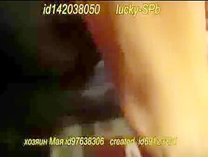 Marido Ayudando Esposa con Perro