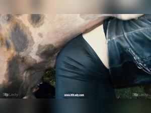 Xuxa sings with a bear: zoosex animated porn for two unhappy loves